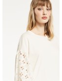 camiseta blanca con calados Gaudi Fashion