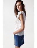 camiseta blanca con volante y bordado ingles Salsa Jeans