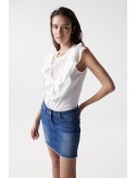 camiseta blanca con volante y bordado ingles Salsa Jeans