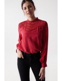 blusa de raso rojo con encaje salsa jeans
