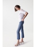 camiseta blanca con encaje salsa Jeans